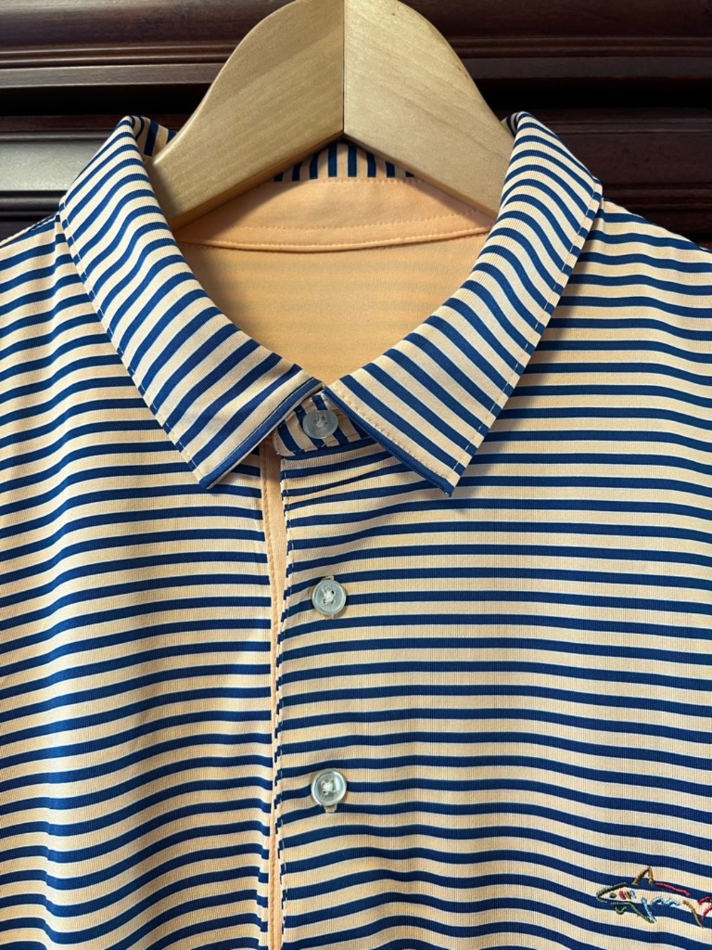 Like New Greg Norman Shark 🦈 Navy & Peach 🍑 striped Exclusive Golf 5 Iron Polo